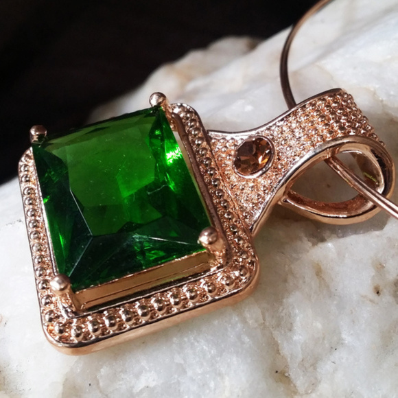 Vintage Jewelry - Necklace Pendant Rose Gold Green Crystals